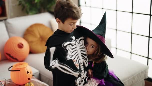 Bedårande Pojke Och Flicka Bär Halloween Kostym Stående Med Avslappnat — Stockvideo