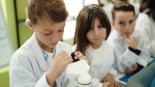 Gyerekek Csoportja Mikroszkóppal Laptoppal Laboratóriumi Osztályteremben — Stock videók