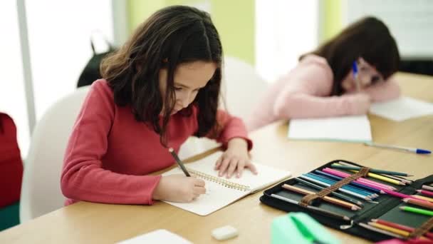 Suloinen Tytöt Opiskelijat Istuvat Pöydällä Piirustus Kannettavan Luokkahuoneessa — kuvapankkivideo