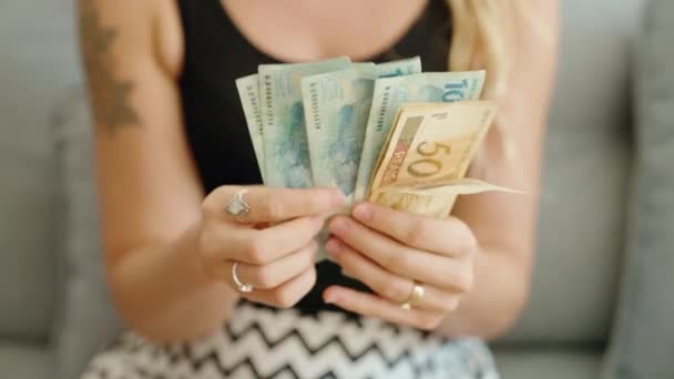 Evde Brezilya Banknotları Sayan Genç Bir Kadın — Stok video