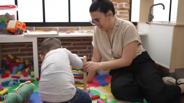 Lehrerin Und Kleinkind Lernen Mathe Mit Abakus Kindergarten — Stockvideo