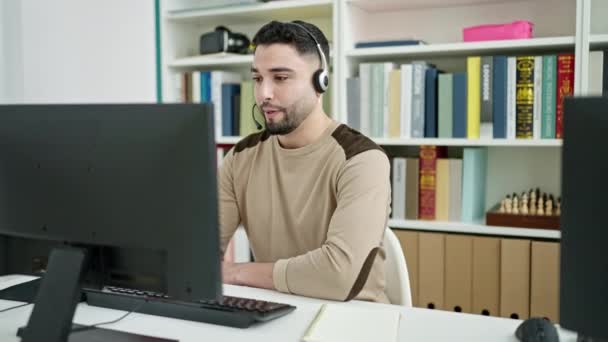 Jonge Arabisch Man Student Doet Video Call Schrijven Notebook Universiteit — Stockvideo