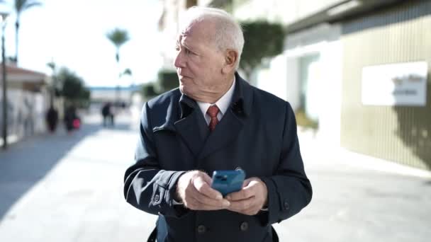 Sênior Usando Smartphone Rua — Vídeo de Stock