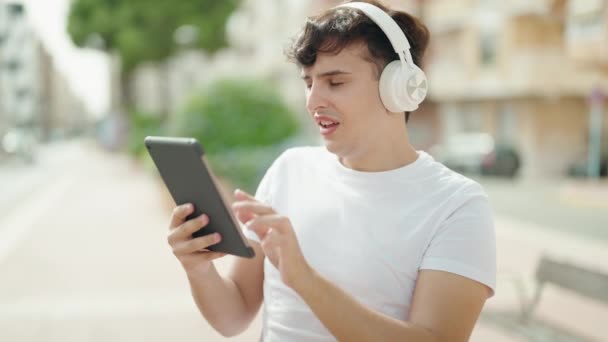 Homme Non Binaire Souriant Confiant Utilisant Touchpad Écouteurs Parc — Video