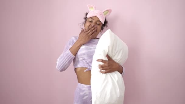 Afrikansk Amerikansk Kvinna Bär Sömnmask Krama Kudde Över Isolerade Rosa — Stockvideo