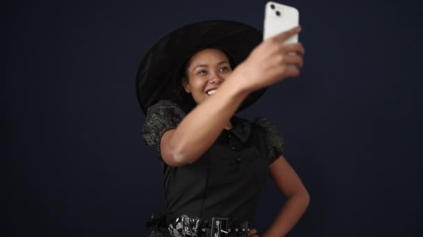 Afrikaans Amerikaanse Vrouw Dragen Heks Kostuum Maken Selfie Door Smartphone — Stockvideo