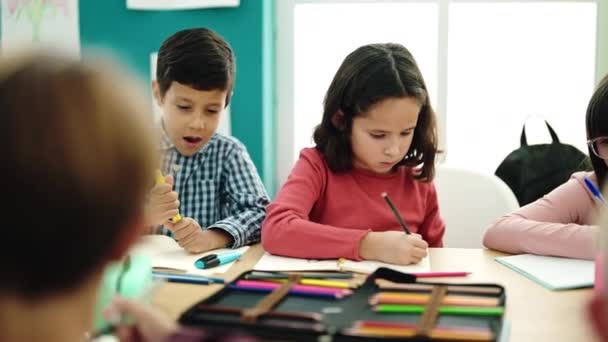 Schüler Sitzen Tisch Und Zeichnen Auf Notizbuch Klassenzimmer — Stockvideo