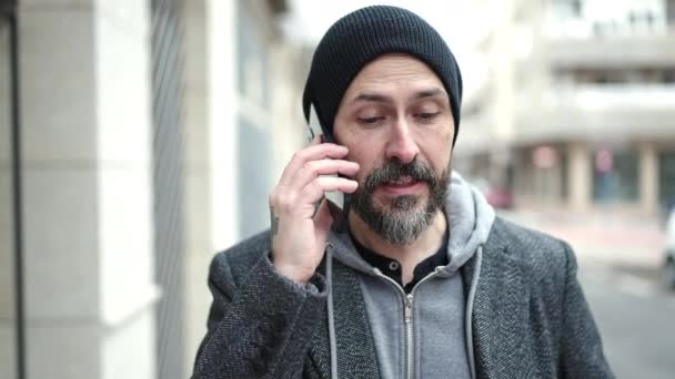 Νέοι Φαλακρός Άνθρωπος Χαμογελά Αυτοπεποίθηση Μιλώντας Στο Smartphone Στο Δρόμο — Αρχείο Βίντεο