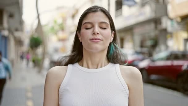 Joven Hermosa Mujer Hispana Sonriendo Confiada Respirando Calle — Vídeos de Stock