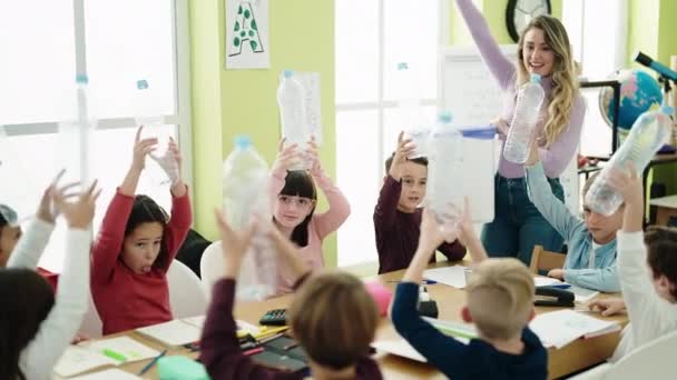 Frau Und Kindergruppe Bei Recycling Unterricht Mit Leerer Flasche Klassenzimmer — Stockvideo