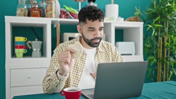 Joven Hispano Usando Laptop Desayunando Comedor — Vídeos de Stock