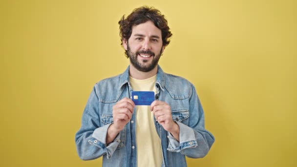 Молодий Іспаномовний Чоловік Вказує Кредитну Картку Роблячи Великий Палець Над — стокове відео