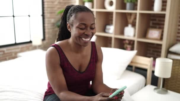 Mulher Africana Usando Smartphone Sentado Cama Quarto — Vídeo de Stock