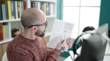 Genç, kel bir öğrencinin üniversite sınıfında dokümanı gösteren bir video görüşmesi var.