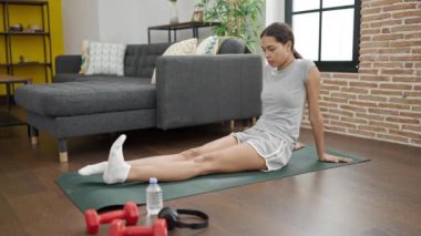 Genç, güzel İspanyol kadın evde eğitim görüyor.