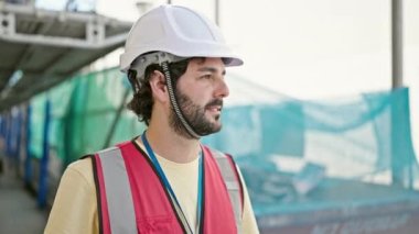 Sokakta kendine gülen genç İspanyol mimar.