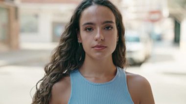 Sokakta kendine güvenen güzel İspanyol bir kadın.