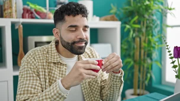Jonge Spaanse Man Die Koffie Drinkt Zittend Tafel Eetkamer — Stockvideo