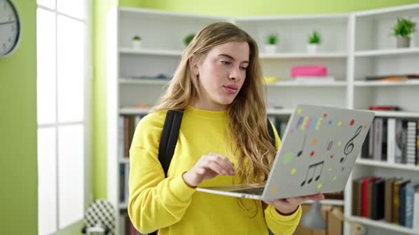 Jovem Loira Estudante Usando Mochila Usando Laptop Universidade Biblioteca — Vídeo de Stock