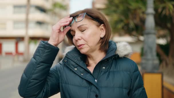 Medelålders Kvinna Bär Glasögon Lider För Huvudvärk Gatan — Stockvideo