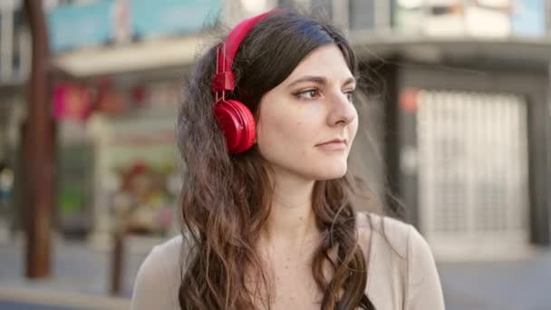 Joven Mujer Hispana Hermosa Escuchando Música Con Expresión Seria Calle — Vídeo de stock