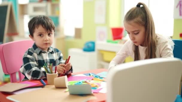 Entzückende Jungen Und Mädchen Vorschulalter Sitzen Kindergarten Auf Einem Tisch — Stockvideo