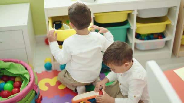 Liebenswerte Jungen Die Kindergarten Auf Dem Boden Sitzen Und Mit — Stockvideo