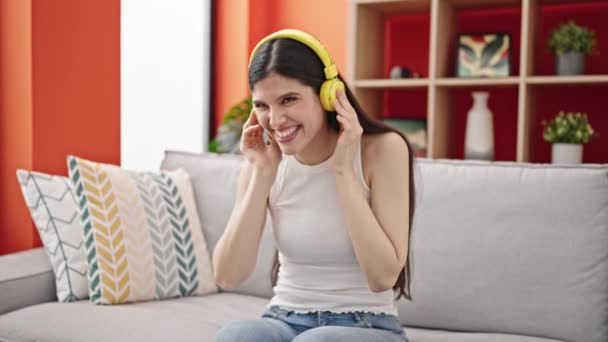 Joven Mujer Hispana Hermosa Escuchando Música Sentada Sofá Casa — Vídeos de Stock