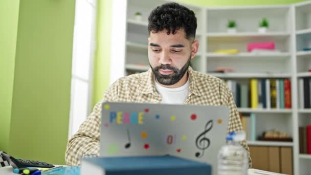 Joven Estudiante Hispano Sonriendo Confiado Usando Laptop Universidad Biblioteca — Vídeos de Stock