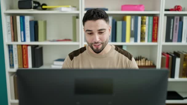 Jeune Homme Arabe Étudiant Faisant Appel Vidéo Salle Classe Université — Video