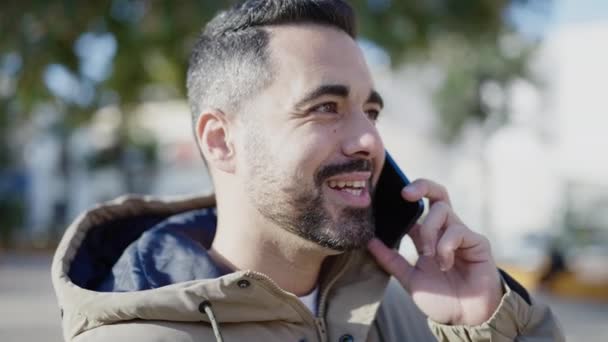 Genç Spanyol Adam Gülümsüyor Parkta Akıllı Telefonla Konuşuyor — Stok video