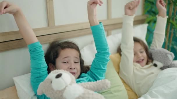 Fetele Adorabile Trezesc Brațele Întinse Dormitor — Videoclip de stoc