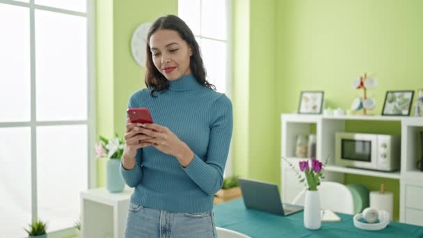 Genç Güzel Spanyol Bir Kadın Evde Akıllı Telefon Kullanıyor — Stok video