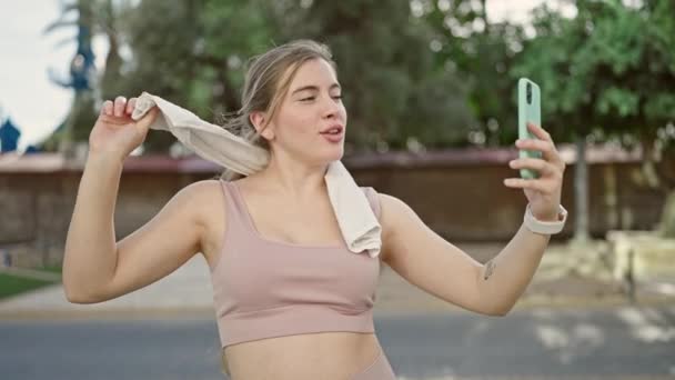 Jeune Femme Blonde Portant Des Vêtements Sport Ayant Appel Vidéo — Video