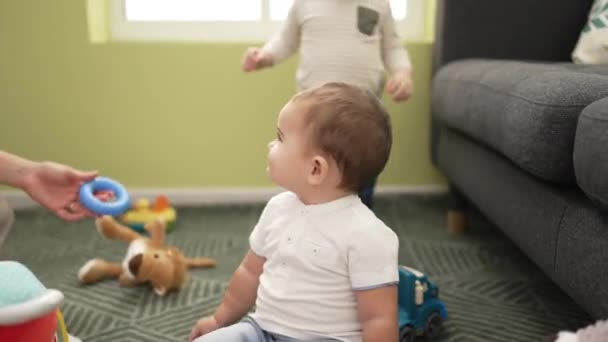 Mutter Und Kleinkinder Sitzen Auf Dem Boden Und Spielen Hause — Stockvideo