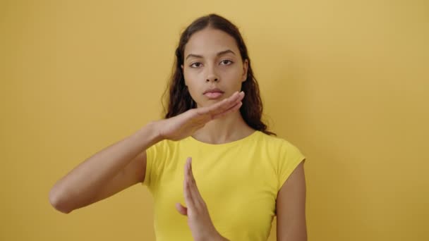 Молода Афро Американська Жінка Робить Хронометраж Жестом Руками Ізольованому Жовтому — стокове відео