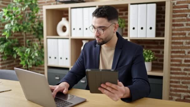 Νεαρός Άραβας Επιχειρηματίας Χρησιμοποιώντας Touchpad Και Laptop Στο Γραφείο — Αρχείο Βίντεο