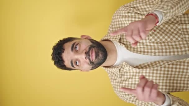 Jonge Latino Man Glimlachen Zelfverzekerd Wijzen Met Vingers Geïsoleerde Gele — Stockvideo