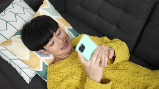 Joven Mujer China Usando Teléfono Inteligente Tumbado Sofá Casa — Vídeos de Stock