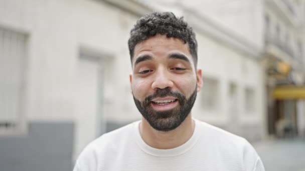 Joven Hombre Hispano Sonriendo Confiado Hablando Calle — Vídeos de Stock