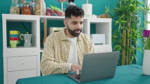 Joven Hispano Usando Laptop Comedor — Vídeos de Stock