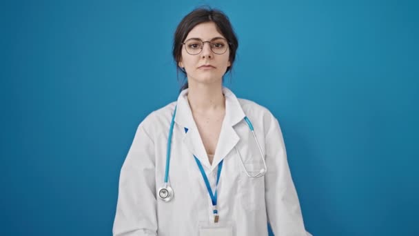 Fiatal Gyönyörű Spanyol Orvos Tesz Egy Esküt Kézzel Mellkas Felett — Stock videók