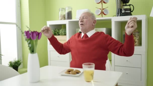 Senior Makan Kue Rumah — Stok Video