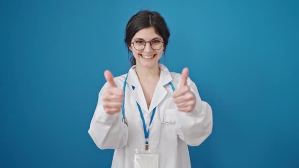 Ung Vacker Latinamerikansk Kvinna Läkare Gör Tummen Upp Över Isolerad — Stockvideo