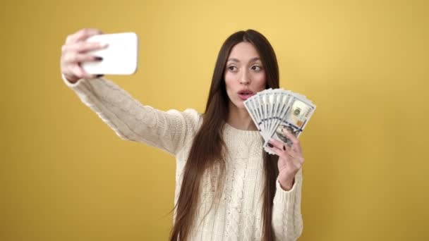 Giovane Bella Donna Ispanica Fare Selfie Smartphone Possesso Dollari Isolato — Video Stock