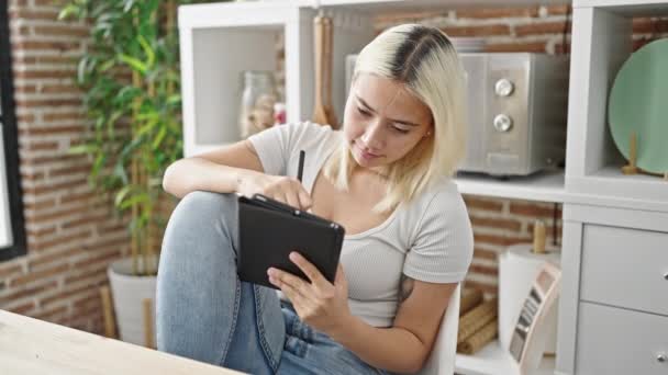 Jovem Bela Mulher Hispânica Escrevendo Touchpad Sentado Mesa Sala Jantar — Vídeo de Stock