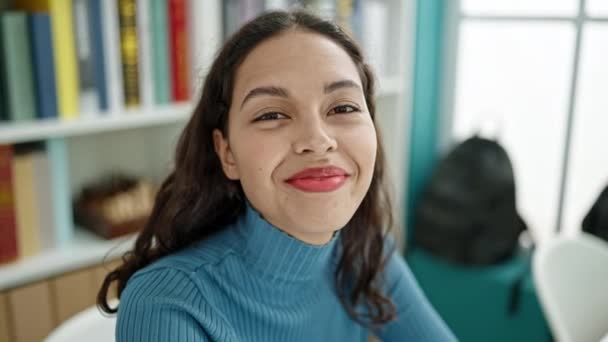 Mladý Krásný Hispánec Žena Student Dívá Kameru Vysoké Škole Učebny — Stock video