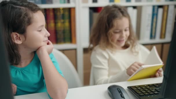 在课堂上使用计算机阅读书籍的可敬女生 — 图库视频影像