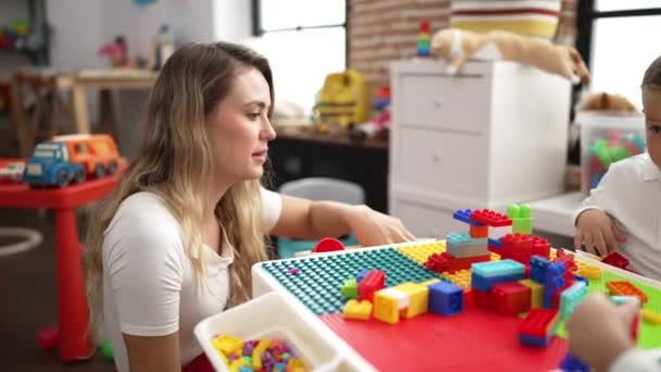 Teacher Boy Girl Playing Construction Blocks Sitting Table Kindergarten — Αρχείο Βίντεο