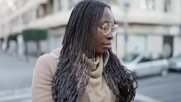 Afrikansk Kvinna Sätta Halsduk För Kallt Väder Gatan — Stockvideo